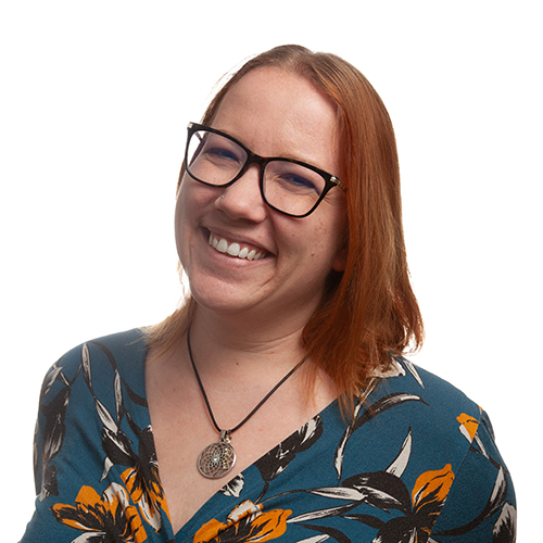 Eine junge Frau mit Brille lächelt